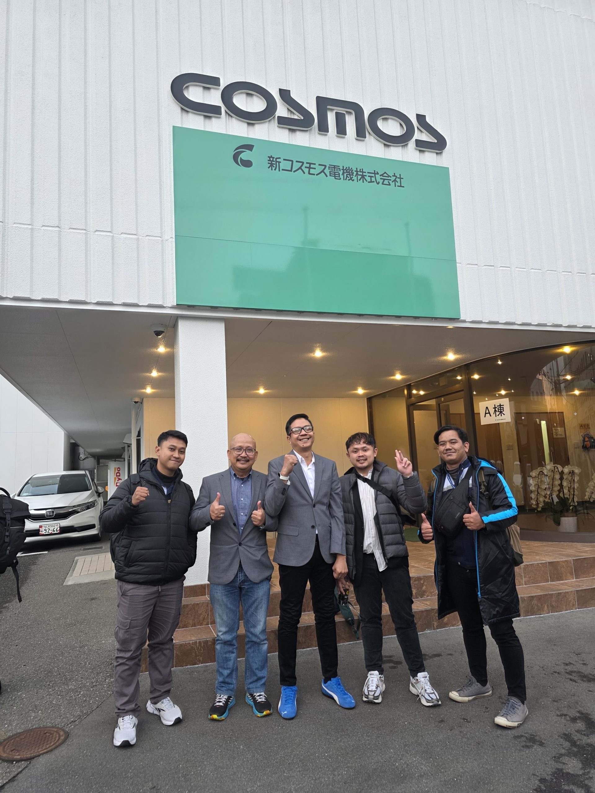 Bapak Priyo Adi Wibowo dan Bapak Catur Wibowo Lelono, jajaran pimpinan PT Wana Bernad Indonesia, berfoto di depan kantor pusat New Cosmos Electric Jepang dalam rangka kunjungan kerja sama sistem deteksi kebocoran gas.